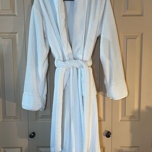 Bath & Body Works White Plush Robe with Pockets & White Trim